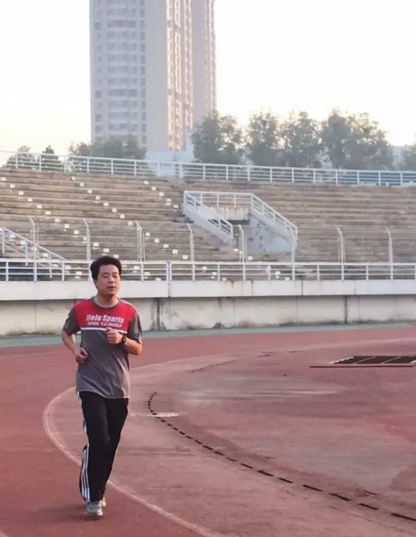 妙飛在跑步